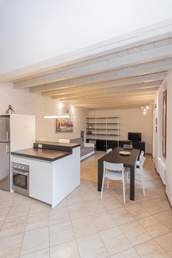 Trilocale Rua Sovera 85 - F&L Aparment Brescia Bagian luar foto